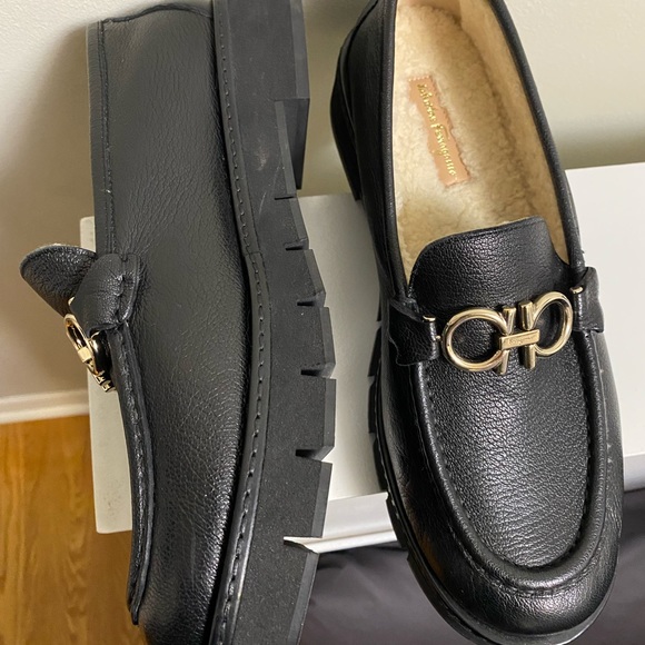 Womens Salvatore Ferragamo Black leather loafer, shearling lined - Picture 5 of 9
